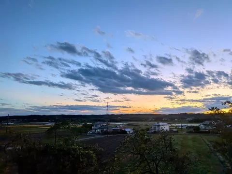 夕景に広がる田園の静けさ