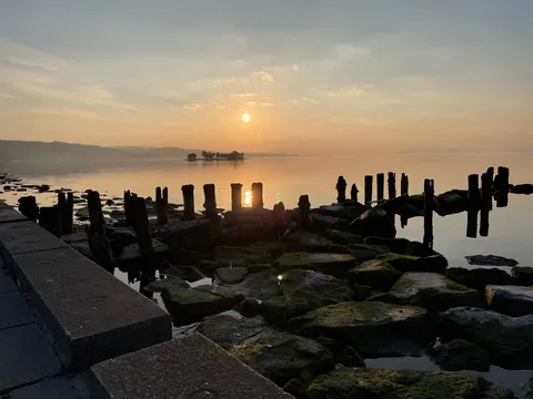 日没の静かな鏡の海
