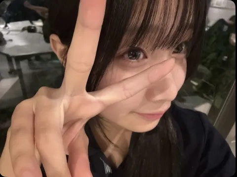 Vサイン越しの瞳