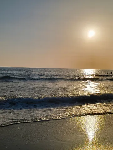 夕暮れの海、光の波紋