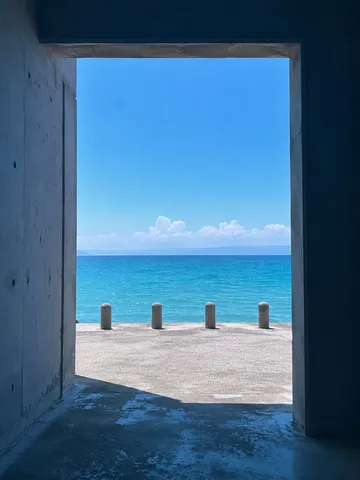 コンクリートのフレームと青い海