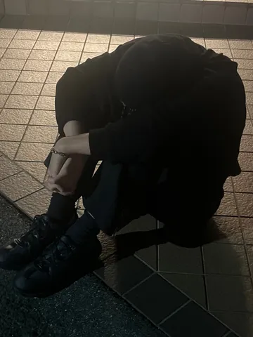 夜の静寂、うずくまる姿