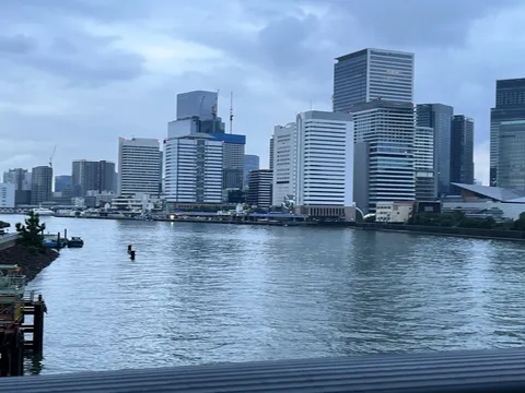 都会の川辺、静かな水面と摩天楼