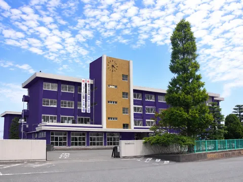 青い校舎と空、時計塔のコントラスト
