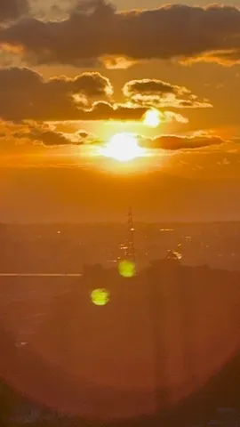 空に浮かぶ、二つの太陽？
