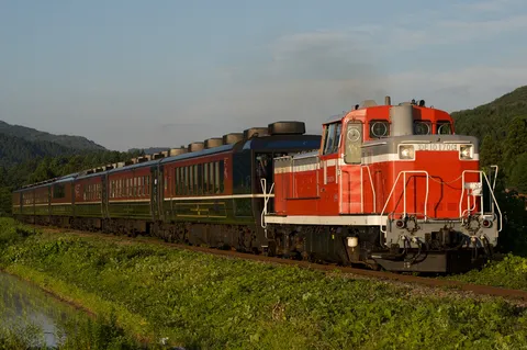 古の旅路、緑と鉄道の出会い