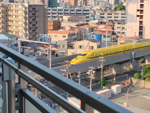 都会の黄色い列車、疾走