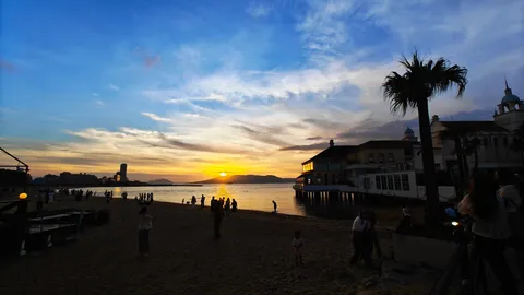 海辺の夕暮れ、家族のシルエット