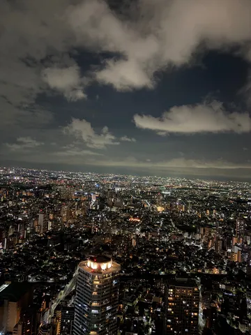 都会の夜景、空には雲が漂う