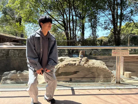 動物園で一息、クールな休日スタイル
