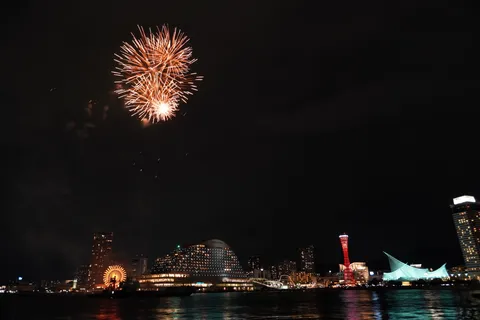 港に咲く、夜の花火