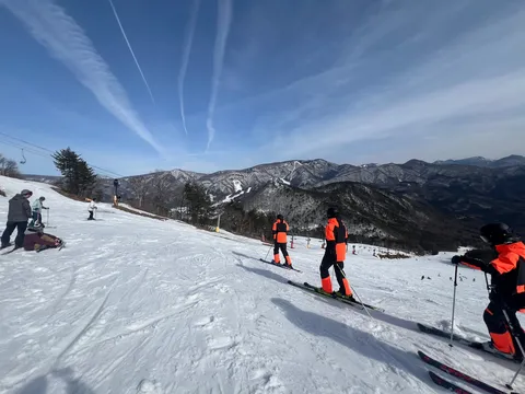 ゲレンデに描かれた冬空の軌跡