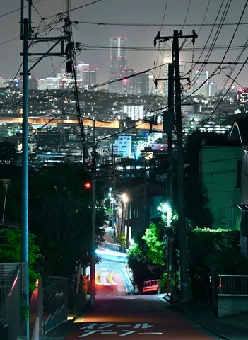 電線と街灯の夜景
