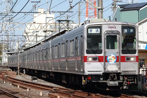 銀色の列車が走る朝