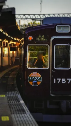 夕暮れの駅と列車の光