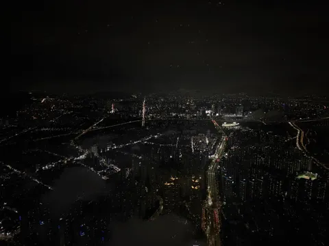 闇夜に煌めく都市の灯り