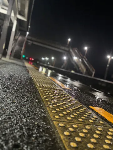 雨上がりの夜、駅の静寂