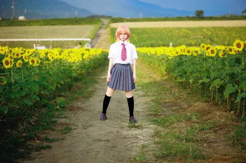 ひまわり畑にたたずむ、夏の少女