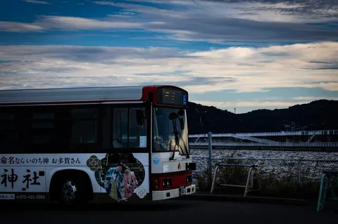 水辺の空とバスの色合い