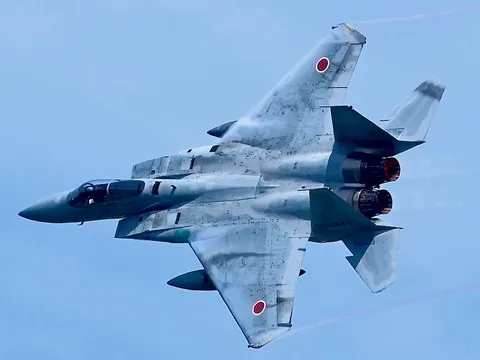 青空を切り裂く戦闘機