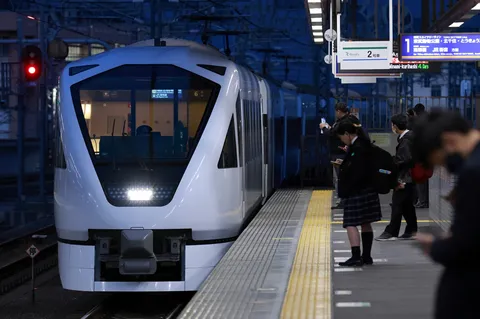 夜の白列車と静かな待機