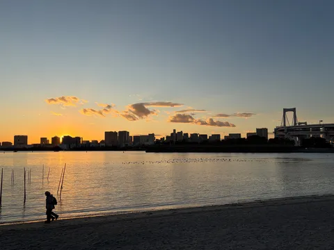 夕景の水面に映る街景