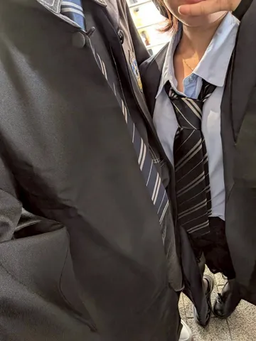 制服とネクタイのシンクロ
