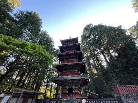 森にそびえる朱色の塔