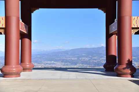 門の向こうに広がる絶景