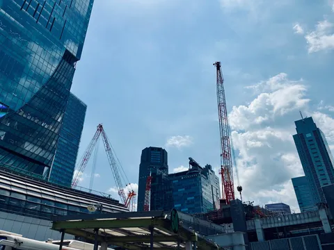 高層と青空の赤い鳶たち