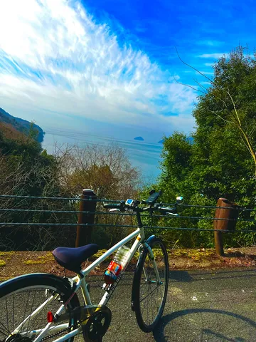 青空と海、自転車のある風景