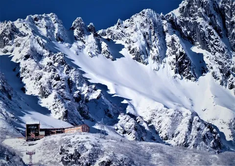 雪山と静かな小屋の景