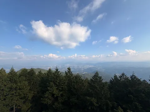 山と雲の距離を感じて