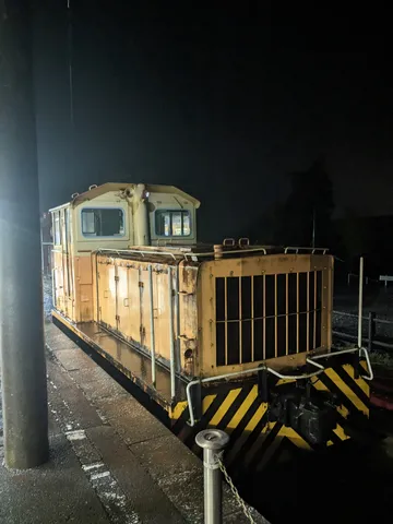 夜の駅に佇む、黄色い機関車