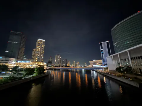 水面にほどける夜景