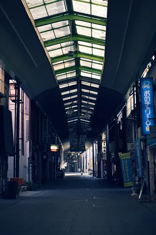 ガラス天井の路地