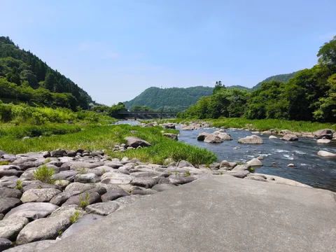 夏空と清流、岩と緑のコントラスト
