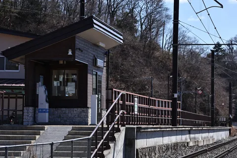 春を待つ、寂寥の駅