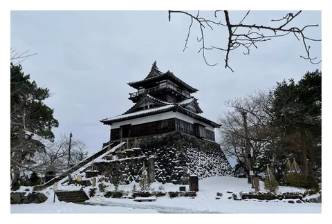 雪化粧の古城、静寂の時