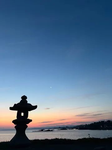 静寂と月明かり、夜明け前の海岸線