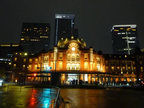 雨粒がきらめく、夜の東京駅