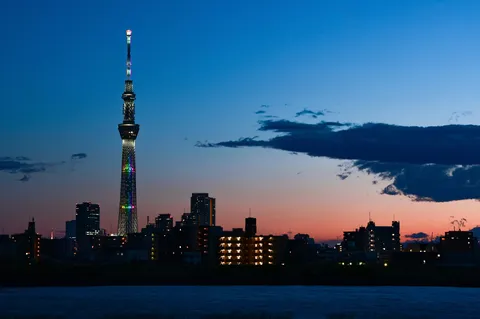 蒼い空と灯る摩天楼