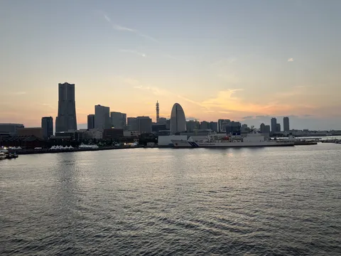 茜色に染まる港の夕景