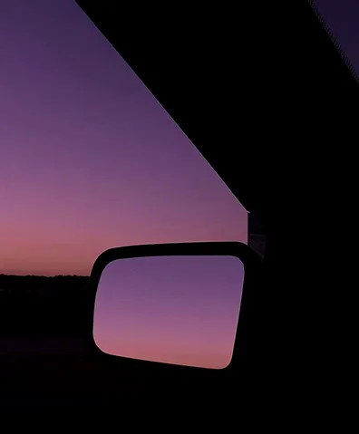 車窓に映る、紫色のグラデーション