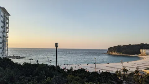 夕暮れのビーチリゾート、都会のオアシス