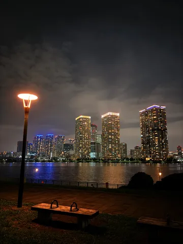 都会の夜景と静かな休息