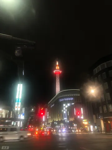 夜の街と塔の光の交差