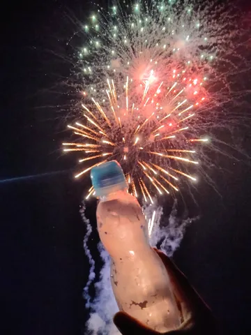 夏の夜空に弾けるラムネの泡