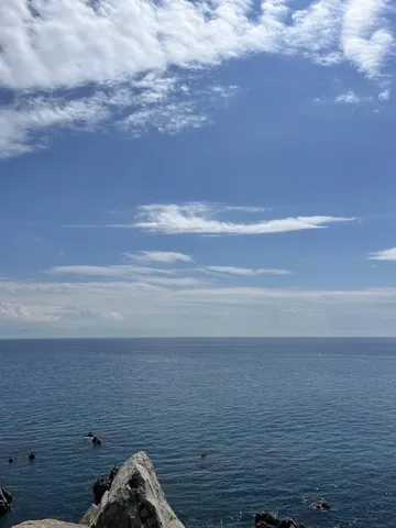 青い水平線に浮かぶ雲