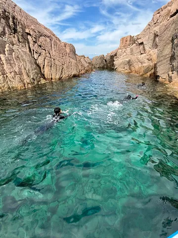岩壁と海の青き隙間